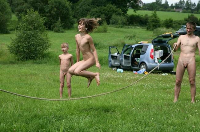 Family nudism gallery photo Purenudism pictures [Leisure Game Outdoor]