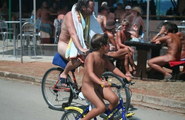 Family nudism France [Cote d'Azur]